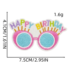 Détail macro de l'écusson brodé lunettes Happy Birthday avec mesures de taille précises