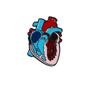 Detailopname van een anatomische hart-emaille pin voor artsen en verpleegkundigen, kleurrijk