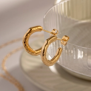 Textured 18K gold plated stainless steel C-shaped hoop earrings with hammered finish