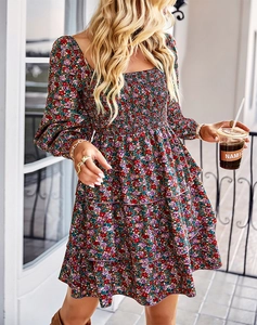 Détail du corsage smocké sur robe mini à fleurs avec col carré et jupe à volants