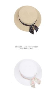 Détail de chapeaux de soleil à dessus plat en beige et blanc avec ruban fleuri