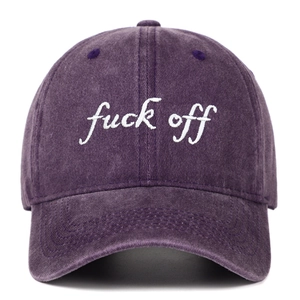 Détail de la broderie 3D blanche sur la casquette de baseball en coton violet foncé