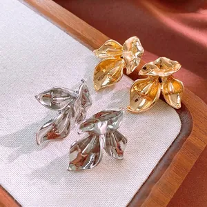 Boucles d'oreilles feuilles métalliques exagérées dorées et argentées au design organique