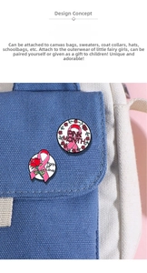 Detail von Emaille-Anstecknadeln mit rosa Schleife und Blumen auf einer Segeltuchtasche