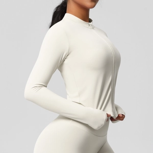 Détail de la veste de sport crème avec col montant et ouvertures pour les pouces