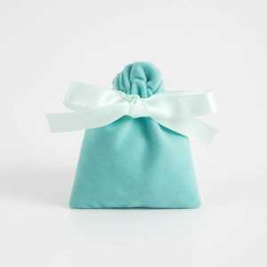 Minimalistischer Schmuckbeutel aus Samt in Tiffany-Blau mit weißer Satinschleife