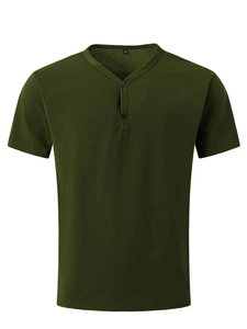 Nahaufnahme des olivgrünen Henley-Shirts mit V-Ausschnitt, Strickstruktur und M-Etikett