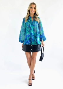 Vue d'ensemble de la chemise en mousseline imprimée tropicale et jupe trapèze en cuir noir