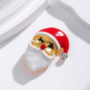 Broche Père Noël classique avec chapeau en émail rouge et strass sur fond blanc