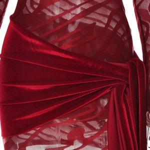 Dettaglio ravvicinato dell'arricciatura in velluto rosso e tessuto mesh con motivi astratti