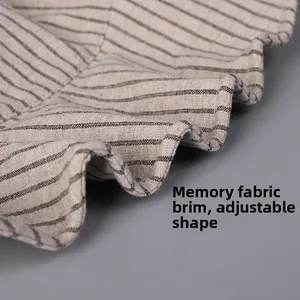 Dettaglio cappello in lino a righe con tesa flessibile modellabile per uno stile unico