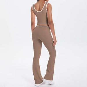 Détail du pantalon de yoga évasé taille haute et haut à dos nageur avec liseré