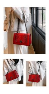 Détail du sac rouge à texture écailles de poisson avec boucle en métal et bandoulière
