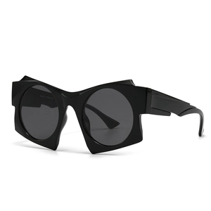 Modern thick geometric sunglasses in black with wide temples and sharp angular design