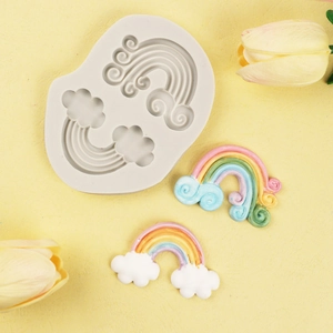 Detalle del molde de silicona con formas de arcoíris y nubes para fondant y artesanía
