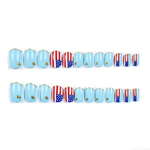 Unghie finte quadrate medie con stelle blu e strisce bandiera USA set da 24 pezzi
