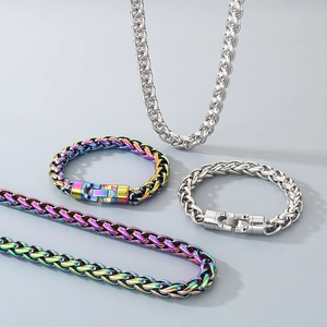 Gros plan de colliers et bracelets tressés en argent et arc-en-ciel avec fermoirs