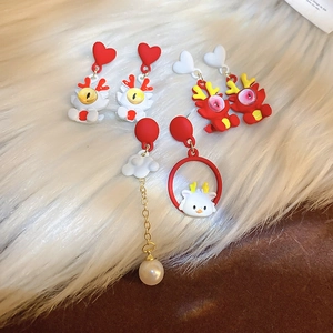Trois paires de boucles d'oreilles dragon en acrylique avec cœurs en rouge et blanc