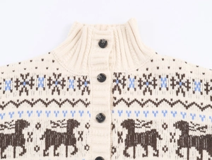 Détails du motif de renne nordique et des boutons sur le col montant d'un pull