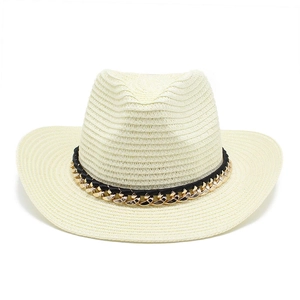 Detalle de sombrero panama de paja crema con cinta negra y cadena dorada