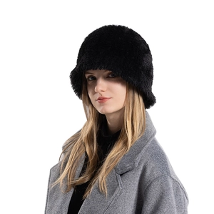 Chapeau cloche d'hiver en fausse fourrure noire pour femme avec protection chaude des oreilles