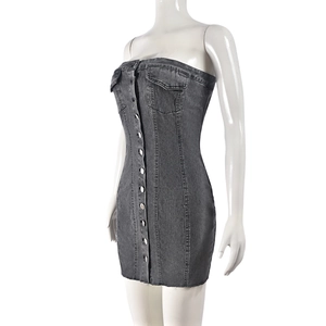 Détail de la robe bustier en jean gris avec boutons frontaux et poches poitrine