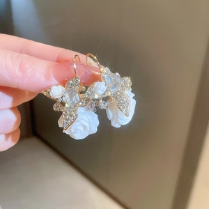 Boucles d'oreilles vintage en or avec roses blanches et cristaux papillon