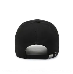 Dettaglio posteriore di un cappellino da baseball nero con fibbia in metallo regolabile