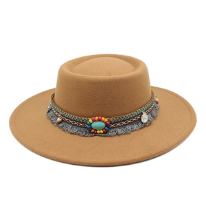 Chapeau en feutre marron avec ruban bohème perles turquoise et breloques pièces
