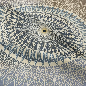 Gros plan détaillé montrant la texture du tissu et l'imprimé mandala de la tapisserie