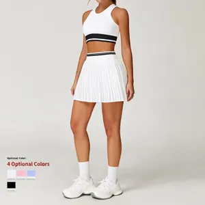 Γυναικείο λευκό αθλητικό σετ με ριγέ crop top και πλισέ φούστα τένις για γυναίκες