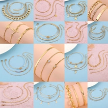 Vues multiples d'ensembles de bracelets dorés avec chaînes serpent et strass