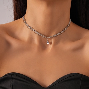 Collier Choker En Cuivre Élégant Design Dentelle Ondulée Avec Pendentif En Zircon Rond Strass Chaîne Réglable