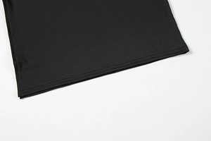 Gros plan sur les coutures à double aiguille et la texture tricotée d'une robe moulante noire