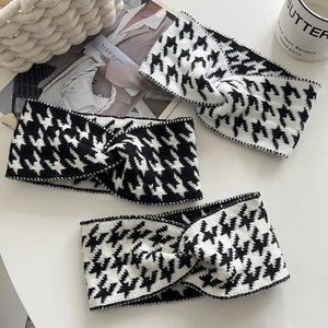 Détails de bandeaux tricotés à motif pied-de-poule avec texture en laine douce