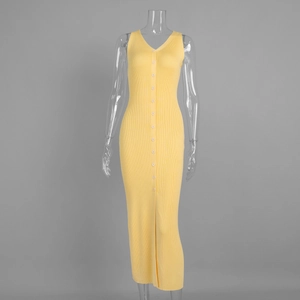 Détails d'une robe en maille côtelée sans manches à col en V avec boutons jaunes