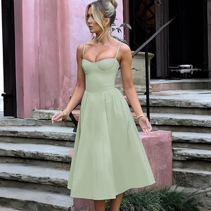 Gros plan d'une robe dos nu vert clair avec taille ajustée et jupe évasée élégante