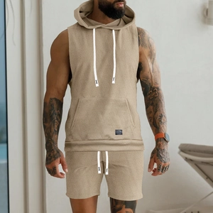 Détail de l'ensemble débardeur à capuche et short en tricot kaki avec motif à chevrons