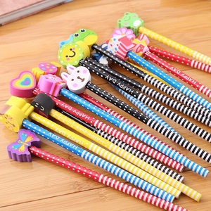 Gros plan de crayons HB avec gommes animaux colorées sur une surface en bois