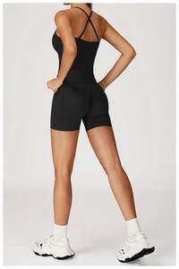 Vue détaillée d'un ensemble de yoga noir sans couture avec brassière dos croisé et short