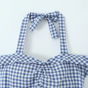 Blau-weiß kariertes Neckholder-Kleid mit plissiertem Brustteil und Schleifenbändern