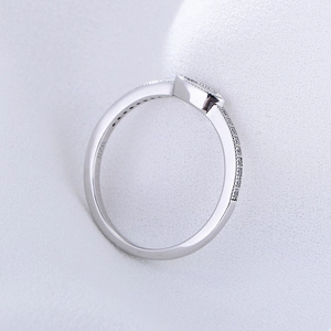 Detailaufnahme von S925 Sterlingsilber Ring mit Markasit-Zirkonia und eingraviertem 925 Stempel