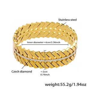 Dettaglio del bracciale a V in oro in acciaio inossidabile con zirconi e dimensioni