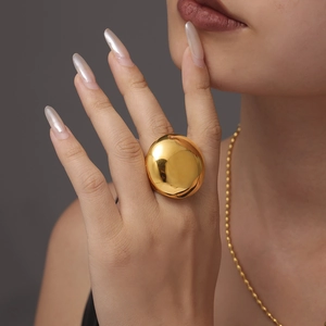 Anello a cupola spesso placcato in oro PVD lucido con numeri romani stile moderno