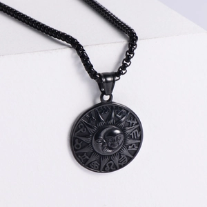 Collier avec pendentif soleil et lune style punk noir sur un présentoir géométrique