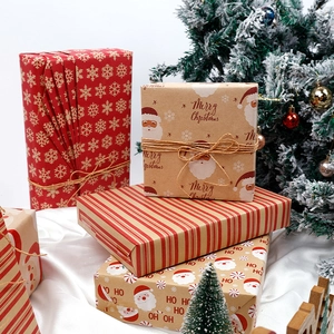 Grand papier cadeau de Noël avec motifs Père Noël et flocons sur papier kraft brun