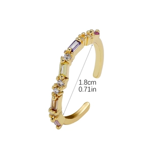 Detailansicht eines vergoldeten Rings mit bunten Zirkonsteinen und 1,8 cm Innendurchmesser