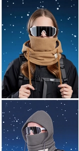 Détail d'une cagoule en maille épaisse et tour de cou avec cordon de serrage réglable