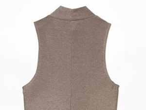 Dettaglio dell'abito smanicato in maglia metallizzata marrone chiaro con collo alto e coste