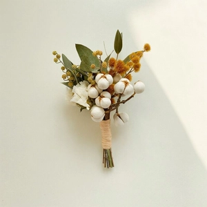 Détail de la boutonnière en fleurs séchées faite à main avec coton et feuilles d'eucalyptus